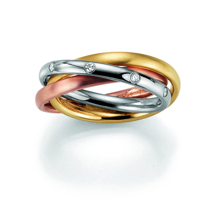 Eleganter Tricolor-Ring aus Gelb-, Weiß- und Roségold. Die ineinander verschlungenen Ringschienen symbolisieren Verbundenheit und sind mit dezenten Brillanten verziert.