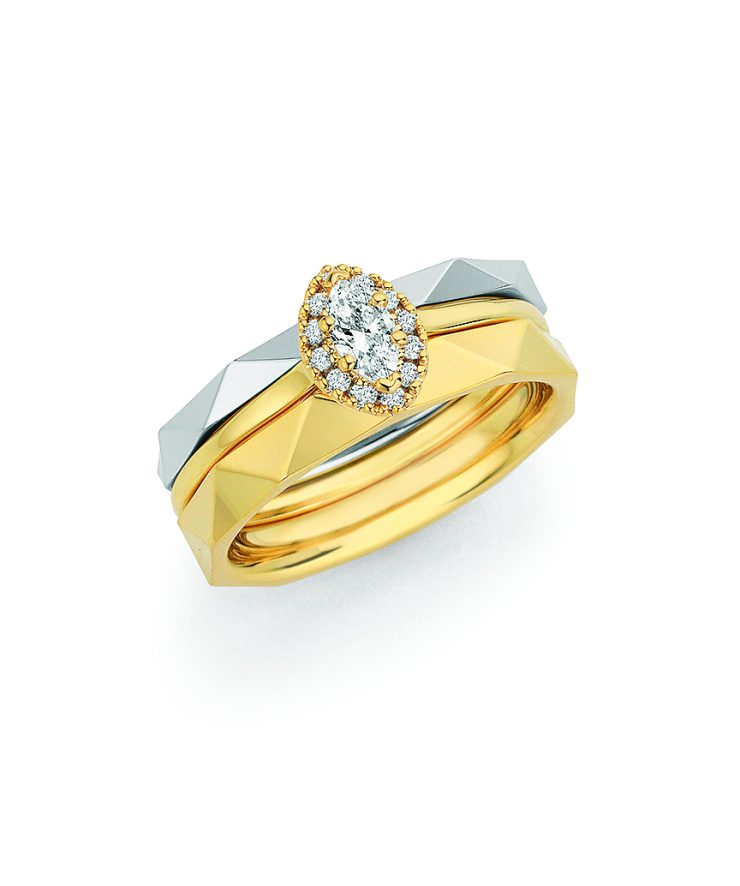 Eleganter Bicolor-Ring aus Gelb- und Weißgold mit facettiertem Design. Ein zentraler Diamant wird von einem funkelnden Halo aus kleineren Diamanten umrahmt und verleiht dem Ring eine moderne, luxuriöse Ausstrahlung.