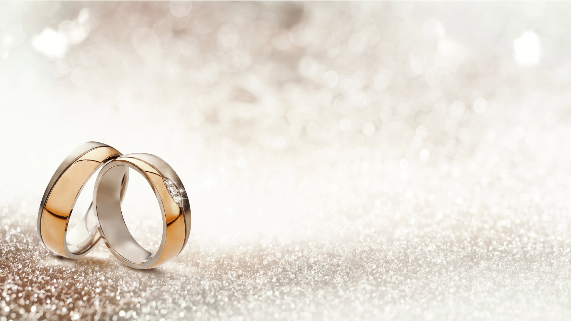 Hochwertige Trauringe aus einer stilvollen Kombination von Gelbgold und Weißgold mit funkelndem Diamantbesatz. Das zeitlose Design symbolisiert Liebe, Verbundenheit und Beständigkeit und macht diese Ringe zu perfekten Begleitern für den gemeinsamen Lebensweg.