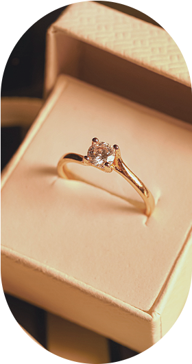 Eleganter Verlobungsring aus warm schimmerndem Gold mit einem brillantgeschliffenen Solitär im klassischen Krappenfassungs-Design. Die zeitlose Form und das funkelnde Highlight machen diesen Ring zum perfekten Symbol für Liebe, Verbundenheit und besondere Momente.