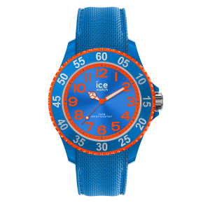 Kinderarmbanduhr von Ice-Watch mit blauem Zifferblatt, orangefarbenen Akzenten, großen arabischen Ziffern und blauem Textilarmband auf schwarzem Hintergrund