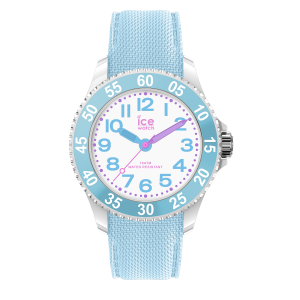 Kinderarmbanduhr von Ice-Watch mit weißem Zifferblatt, hellblauen Ziffern, violetten Akzenten und hellblauem Textilarmband auf schwarzem Hintergrund