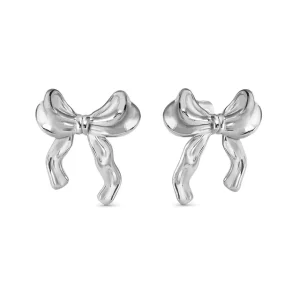 Verspielte Ohrstecker in Form einer dekorativen Schleife aus silberfarbenem Metall mit glänzender Oberfläche und femininem Design für elegante Alltags- und Anlasslooks