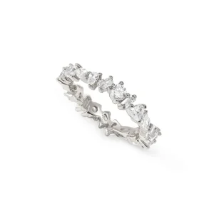 Eleganter silberfarbener Eternity-Ring mit rund- und tropfenförmigen klaren Schmucksteinen in durchgehender Fassung auf hellem Hintergrund