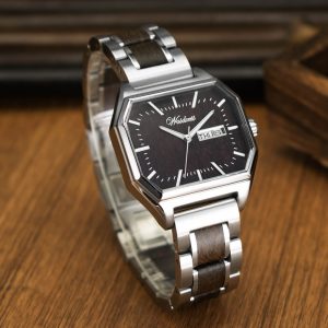 Waidzeit Armbanduhr mit achteckigem Edelstahlgehäuse, dunklem Holzzifferblatt, Wochentags- und Datumsanzeige und einem Edelstahlarmband mit Holzeinlagen, dargestellt auf einer Holzoberfläche