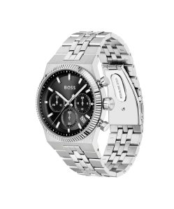 BOSS Chronographen-Armbanduhr mit silberfarbenem Edelstahlgehäuse und -armband, schwarzem Zifferblatt mit Sonnenschliff und drei Hilfszifferblättern, silberfarbenen Zeigern und Stundenmarkierungen, geriffelter Lünette und Datumsanzeige, dargestellt in einer schrägen Seitenansicht.