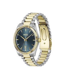 Analog-Armbanduhr von BOSS mit zweifarbigem Edelstahlarmband mit silber- und goldfarbenen Gliedern, blauem Zifferblatt mit Sonnenschliff, goldfarbenen Zeigern und Stundenmarkierungen, geriffelter goldfarbener Lünette und Datumsanzeige bei 6 Uhr, dargestellt in einer schrägen Seitenansicht.