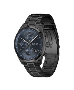BOSS Chronograph-Armbanduhr mit schwarzem ionenplattiertem Edelstahlgehäuse und -armband, dunkelblauem Zifferblatt mit drei Hilfszifferblättern, silberfarbenen Zeigern und Stundenmarkierungen, Tachymeterskala und Datumsanzeige, dargestellt in einer schrägen Seitenansicht.