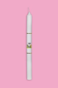 Weiße Stabkerze mit goldfarbenen Ringen und einem kleinen Aufdruck eines Tieres in der Mitte vor rosa Hintergrund
