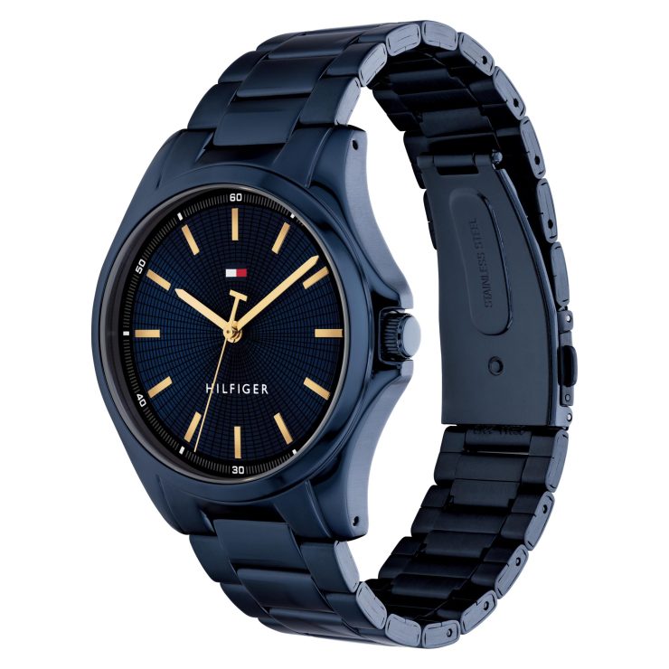 Tommy Hilfiger Armbanduhr mit blauem, strukturiertem Zifferblatt, goldfarbenen Stundenmarkierungen und Zeigern, blauem Edelstahlgehäuse und -armband sowie minimalistischem Dreizeiger-Design auf hellem Hintergrund
