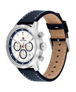 Tommy Hilfiger Chronographen-Armbanduhr mit silberfarbenem Gehäuse, weißem Zifferblatt mit blauen Akzenten, drei Hilfszifferblättern, Datumsanzeige, rotem Sekundenzeiger und einem blauen Lederarmband mit weißen Ziernähten auf hellem Grund