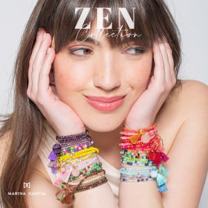 Person trägt zahlreiche bunte Perlenarmbänder mit Quasten und Anhängern an beiden Handgelenken aus der Zen Collection.
