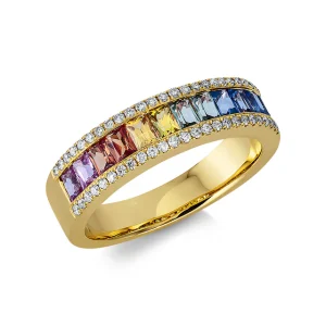 Eleganter goldfarbener Ring mit einer Reihe rechteckiger Schmucksteine in Regenbogenfarben, eingefasst von funkelnden klaren Schmucksteinen entlang der Ober- und Unterkante auf hellem Hintergrund