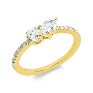 Eleganter Ring in Goldoptik mit zwei funkelnden klaren Zirkonia-Steinen im Oval- und Tropfenschliff. Die fein besetzte Ringschiene mit zusätzlichen Zirkonia-Akzenten verleiht dem Schmuckstück eine edle und strahlende Ausstrahlung. Ideal als stilvolles Highlight für besondere Anlässe.