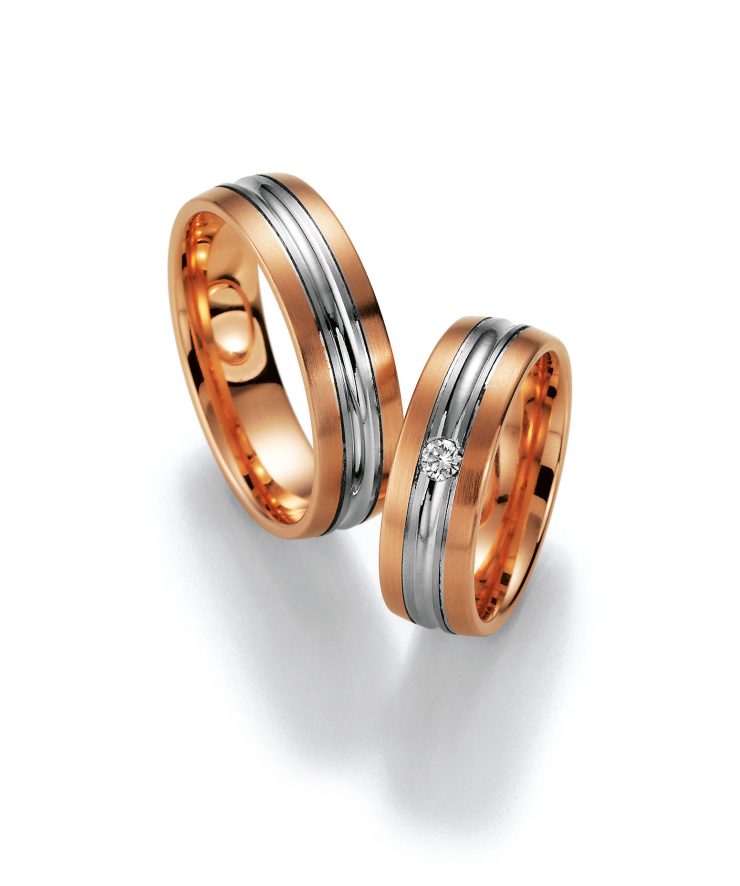 Elegantes Partnerring-Set in Bicolor-Optik mit roségoldfarbenen Außenseiten und silberfarbener Mittelbahn. Die matte Oberfläche wird durch polierte Akzente stilvoll ergänzt. Einer der Ringe ist mit einem funkelnden klaren Zirkonia besetzt und verleiht dem Set eine besondere, hochwertige Ausstrahlung. Ideal als Trau-, Verlobungs- oder Freundschaftsringe.