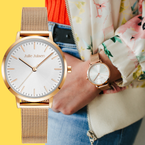 Julie Julsen Damenarmbanduhr mit roségoldenem Mesh-Armband und minimalistischem weißen Zifferblatt, abgebildet in einer Produktpräsentation neben einem Lifestyle-Foto der Uhr, getragen mit einer geblümten Jacke und einem Jeans-Outfit.