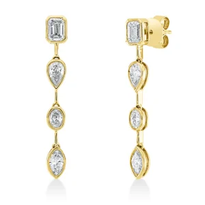 Elegante Ohrhänger in Goldoptik mit einer harmonischen Abfolge aus weißen Zirkonia in verschiedenen Schliffformen. Das filigrane, längliche Design sorgt für funkelnde Lichtreflexe und verleiht den Ohrringen eine moderne, luxuriöse Ausstrahlung – perfekt für festliche Anlässe und stilvolle Abendlooks.