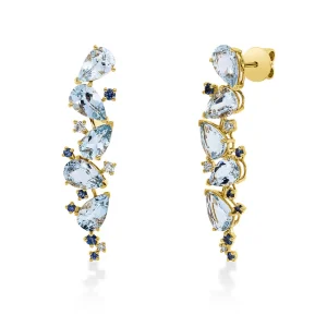 Auffällige Ohrhänger in Goldoptik mit einer eleganten Reihe aus hellblauen, tropfenförmig geschliffenen Steinen. Akzentuiert durch funkelnde weiße und dunkelblaue Zirkonia entsteht ein luxuriöser und farbenfroher Look, der jedem Outfit eine glamouröse Note verleiht.