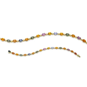 Filigranes goldfarbenes Armband mit ovalen und runden Schmucksteinen in verschiedenen Farben wie Orange, Blau, Grün und Violett entlang der gesamten Kette