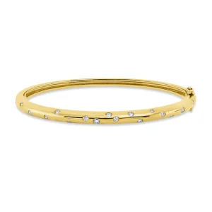 Eleganter goldfarbener Armreif mit dezent eingearbeiteten weißen Zirkonia-Steinen entlang der Oberfläche und praktischem Klappverschluss