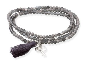 Mehrreihiges graues Perlenarmband mit facettierten Perlen, silberfarbenen Akzenten, Quaste und Schlüsselanhänger auf weißem Hintergrund.
