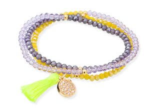 Mehrreihiges Perlenarmband in Gelb, Lila und Grau mit facettierten Perlen, Quaste und rundem Anhänger auf weißem Hintergrund.