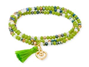 Mehrreihiges Perlenarmband in Grün, Weiß und Blau mit facettierten Perlen, grüner Quaste und goldenem Herzanhänger auf weißem Hintergrund.