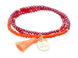 Mehrreihiges Perlenarmband in Rot und Orange mit facettierten Perlen, Quaste und goldenem Anhänger mit der Aufschrift 'Danke' auf weißem Hintergrund.