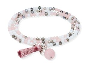 Mehrreihiges Perlenarmband in Rosa, Weiß und Grau mit facettierten Perlen, rosa Quaste und Kugelanhänger auf weißem Hintergrund.