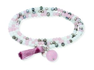 Mehrreihiges Perlenarmband in Rosa, Weiß und Grau mit facettierten Perlen, rosa Quaste und Kugelanhänger auf weißem Hintergrund.