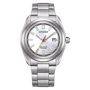 Citizen Eco-Drive Armbanduhr aus Titan mit weißem Zifferblatt, silberfarbenen Indizes, Datumsanzeige und Titanarmband, frontal dargestellt. Roter Sekundenzeiger sorgt für einen sportlichen Kontrast.