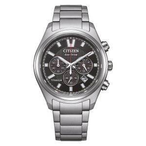 Citizen Eco-Drive Chronograph mit schwarzem Zifferblatt, drei Hilfszifferblättern, Datumsanzeige und silberfarbenem Titangehäuse mit Titanarmband, frontal dargestellt.