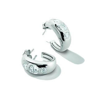 Paar elegante Creolen aus Weißgold mit drei eingefassten Diamanten in unterschiedlichen Schliffformen auf hellem Hintergrund