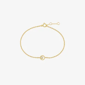 Feines goldfarbenes Armband mit zentralem rundem Anhänger, besetzt mit einem funkelnden weißen Zirkonia-Stein, sowie verstellbarem Kettenverschluss