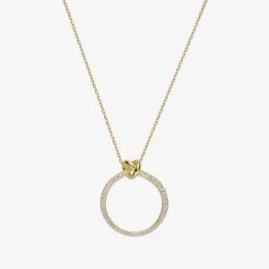 Elegante goldfarbene Halskette mit offenem Kreisanhänger, der rundum mit funkelnden Zirkonia-Steinen besetzt ist. Die dekorative Knotenöse verleiht dem zeitlosen Design eine moderne Note und macht das Schmuckstück zu einem stilvollen Begleiter für jeden Anlass.
