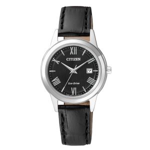 Citizen Eco-Drive Armbanduhr mit schwarzem Zifferblatt, silberfarbenen römischen Ziffern, Datumsanzeige und schwarzem Lederarmband, frontal dargestellt. Elegantes Design mit solarbetriebener Technologie.