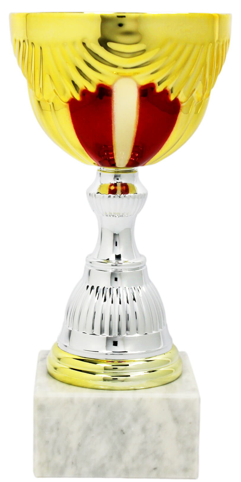 Goldener Pokal mit silbernem Stiel auf weißem Marmorsockel