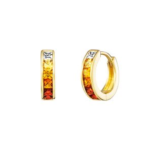 Goldene Creolen mit quadratischen Zirkonia-Steinen in warmem Farbverlauf von Rot über Orange bis Gelb und weißem Akzent in modernem Design.