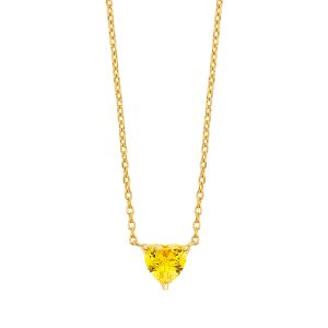 Feine goldfarbene Halskette mit herzförmigem, gelbem Schmuckstein als funkelndem Anhänger in eleganter Krappenfassung.