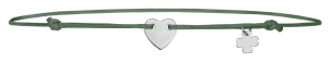 Verstellbares grünes Stoffarmband mit silberfarbenem Herz und kleinem Kleeblatt-Anhänger.