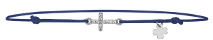 Verstellbares blaues Stoffarmband mit silberfarbenem Kreuz und kleinem Kleeblatt-Anhänger.
