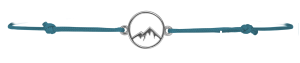 Verstellbares blaues Stoffarmband mit rundem silberfarbenem Anhänger und stilisiertem Bergmotiv.