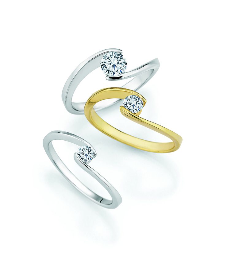 Zeitlose Verlobungsringe mit elegantem, offenem Design und funkelndem Solitär-Brillanten. Die geschwungene Ringschiene umrahmt den Diamanten auf moderne Weise und verleiht ihm eine schwebende Optik. Erhältlich in Gelbgold und Weißgold, vereinen diese Ringe minimalistischen Stil, hochwertige Verarbeitung und klassische Eleganz – perfekt als Symbol für Liebe, Verlobung und besondere Momente.