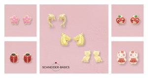 Sechs Paar bunte Ohrstecker in Form von Blumen, Delfinen, Äpfeln, Marienkäfern, Pferdeköpfen und Katzen auf rosa Hintergrund