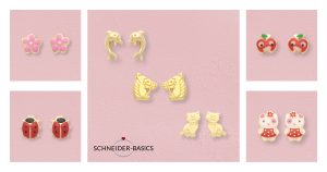 Sechs Paar bunte Ohrstecker in Form von Blumen, Delfinen, Äpfeln, Marienkäfern, Pferdeköpfen und Katzen auf rosa Hintergrund