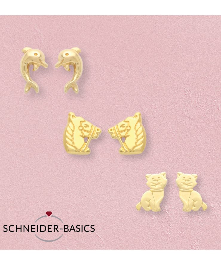 Sechs Paar bunte Ohrstecker in Form von Blumen, Delfinen, Äpfeln, Marienkäfern, Pferdeköpfen und Katzen auf rosa Hintergrund