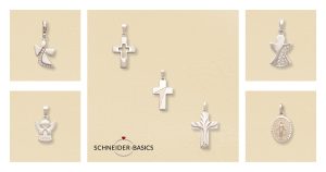 Sieben silberne Anhänger mit christlichen Motiven wie Taube, Kreuz, Engel und Heiligenfigur auf beigem Hintergrund.