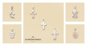 Sieben silberne Anhänger mit christlichen Motiven wie Taube, Kreuz, Engel und Heiligenfigur auf beigem Hintergrund.