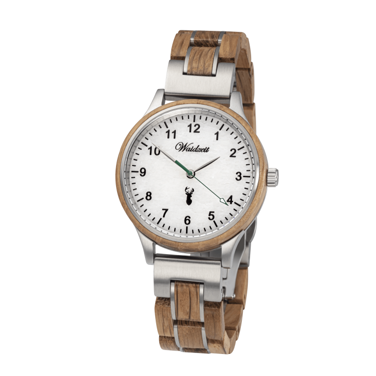 Waidzeit Holzarmbanduhr mit weißem Zifferblatt und schwarzen Ziffern, silberfarbenem Gehäuse, Armband aus Naturholz, grünem Sekundenzeiger und Hirschsilhouette auf transparentem Hintergrund.