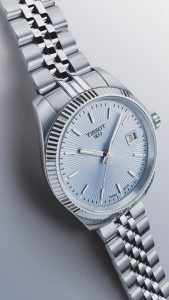 Tissot Herrenuhr mit hellblauem Zifferblatt, Datumsanzeige und silberfarbenem Edelstahlgehäuse mit Edelstahlarmband